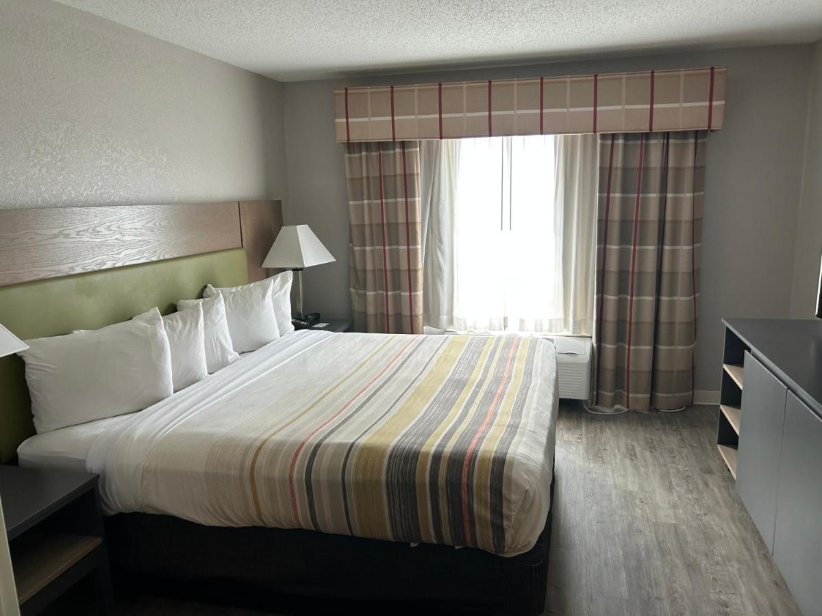 Country & By Radisson, Airport, Mi
