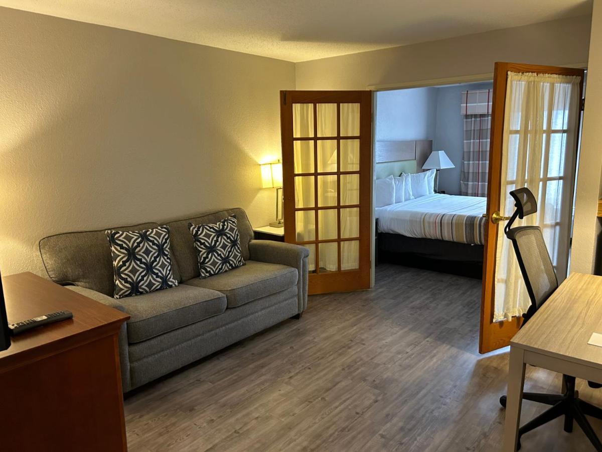 Country & By Radisson, Airport, Mi Grand Rapids