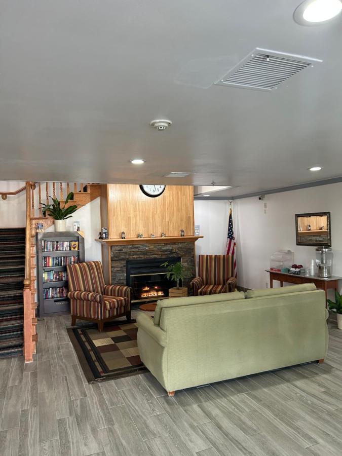 Hotel Country & By Radisson, Airport, Mi Grand Rapids