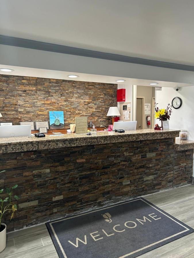 Country & By Radisson, Airport, Mi Hotel Grand Rapids