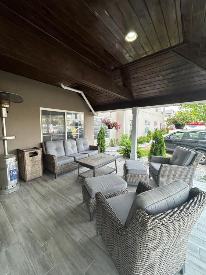 Hotel Country & By Radisson, Airport, Mi Grand Rapids