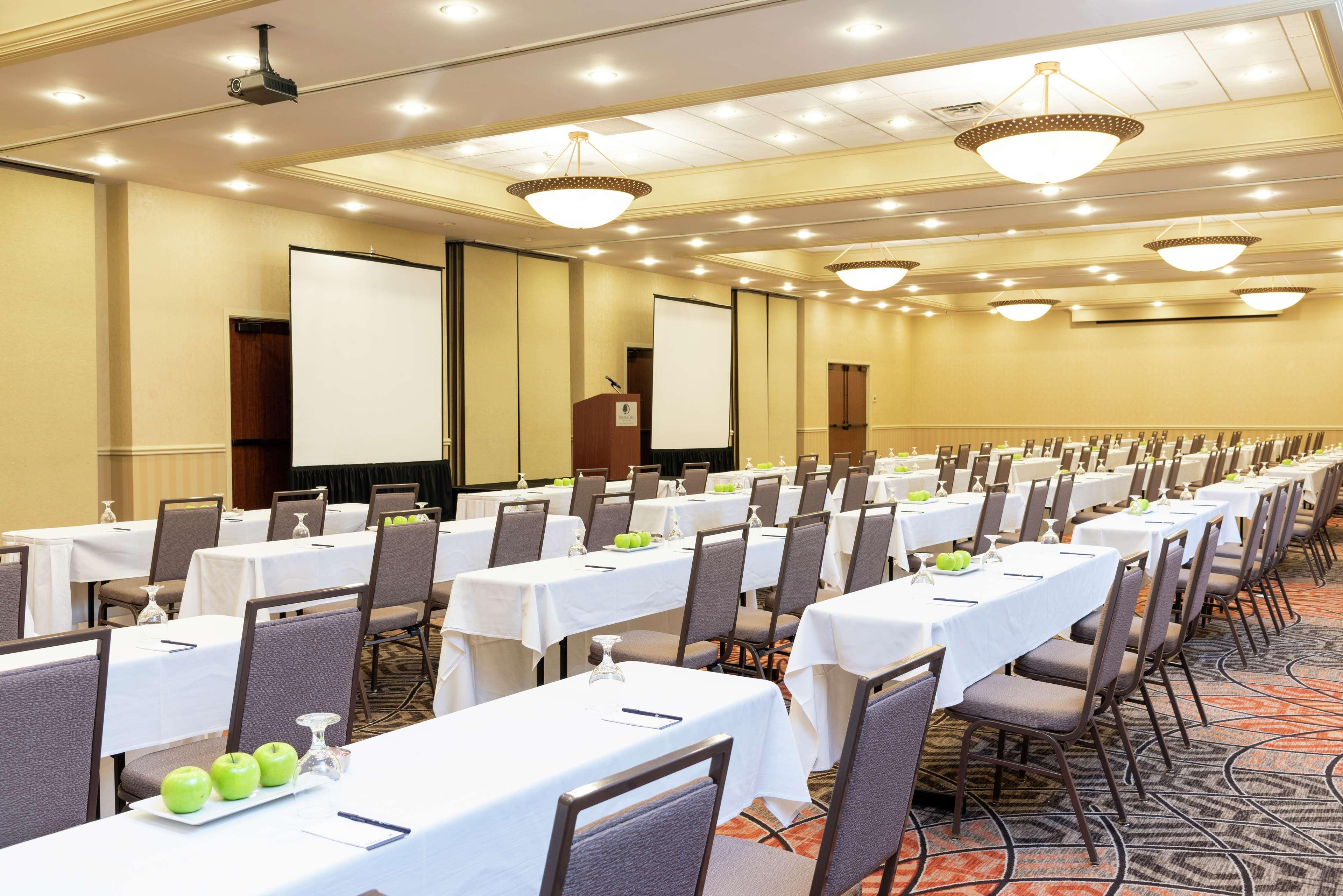 Hotel Doubletree By Hilton Airport Grand Rapids