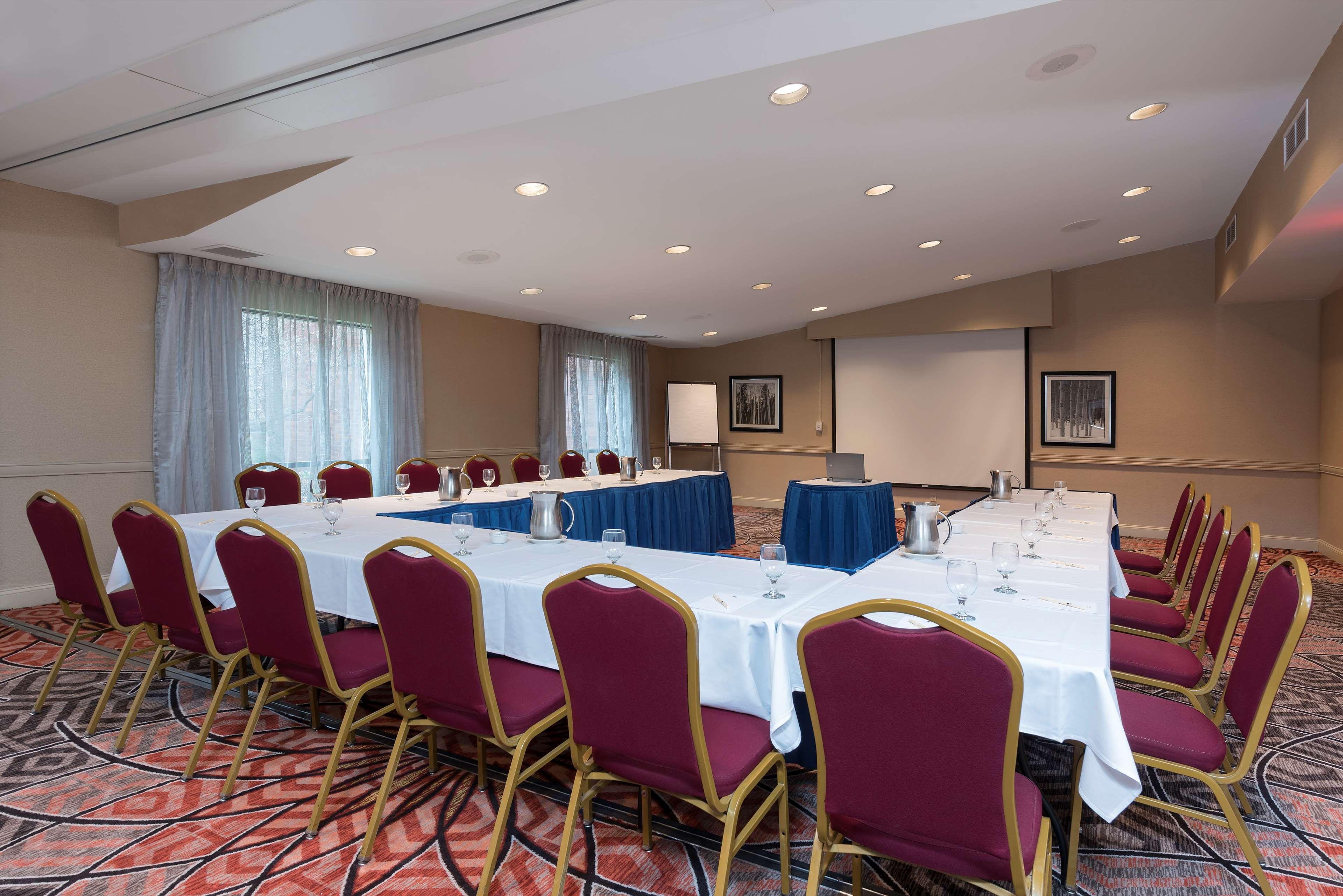 Doubletree By Hilton Airport