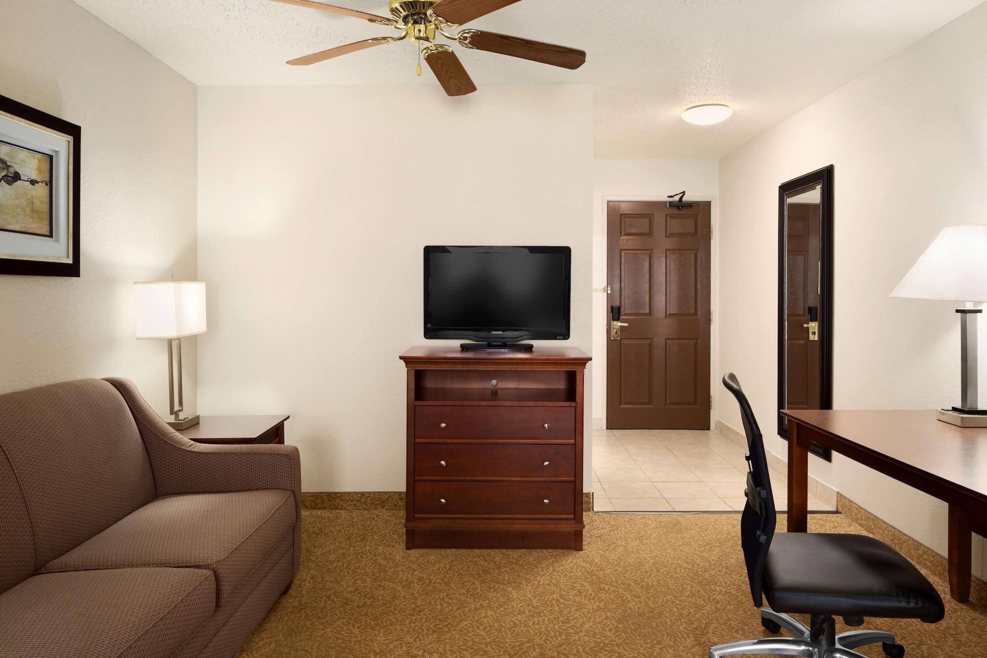 Hotel Country & By Radisson, Airport, Mi Grand Rapids
