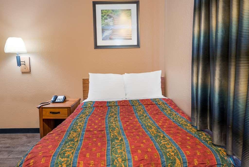 Knights East Airport Motel