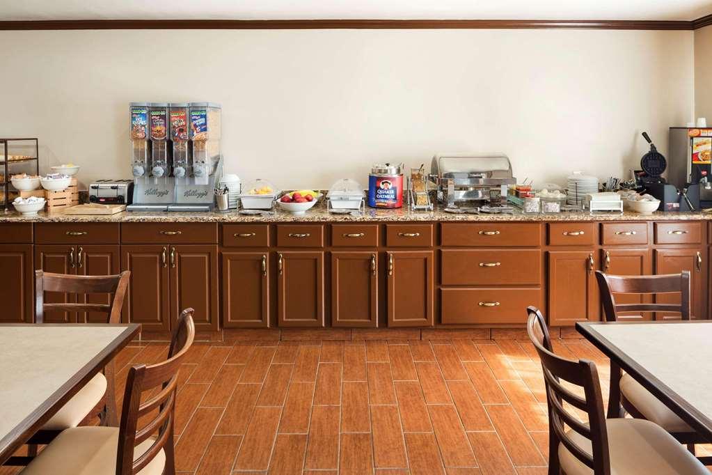 Hotel Country & By Radisson, Airport, Mi 2*