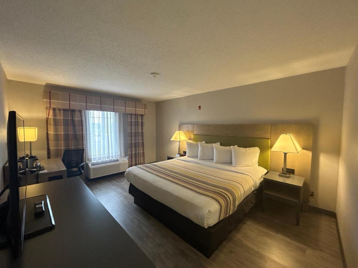 Country & By Radisson, Airport, Mi Hotel Grand Rapids