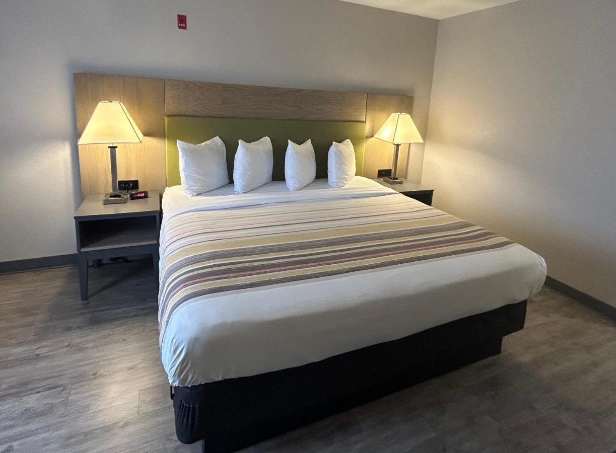 Country & By Radisson, Airport, Mi Hotel 2*