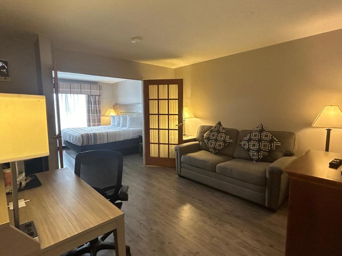 Hotel Country & By Radisson, Airport, Mi Grand Rapids