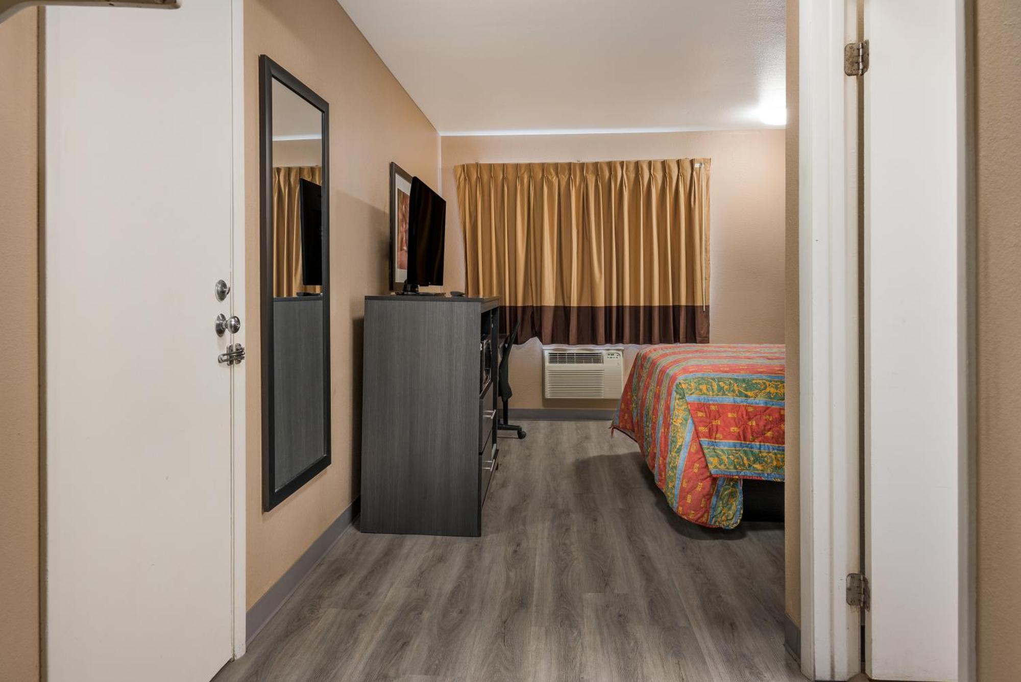 Knights East Airport Motel Grand Rapids