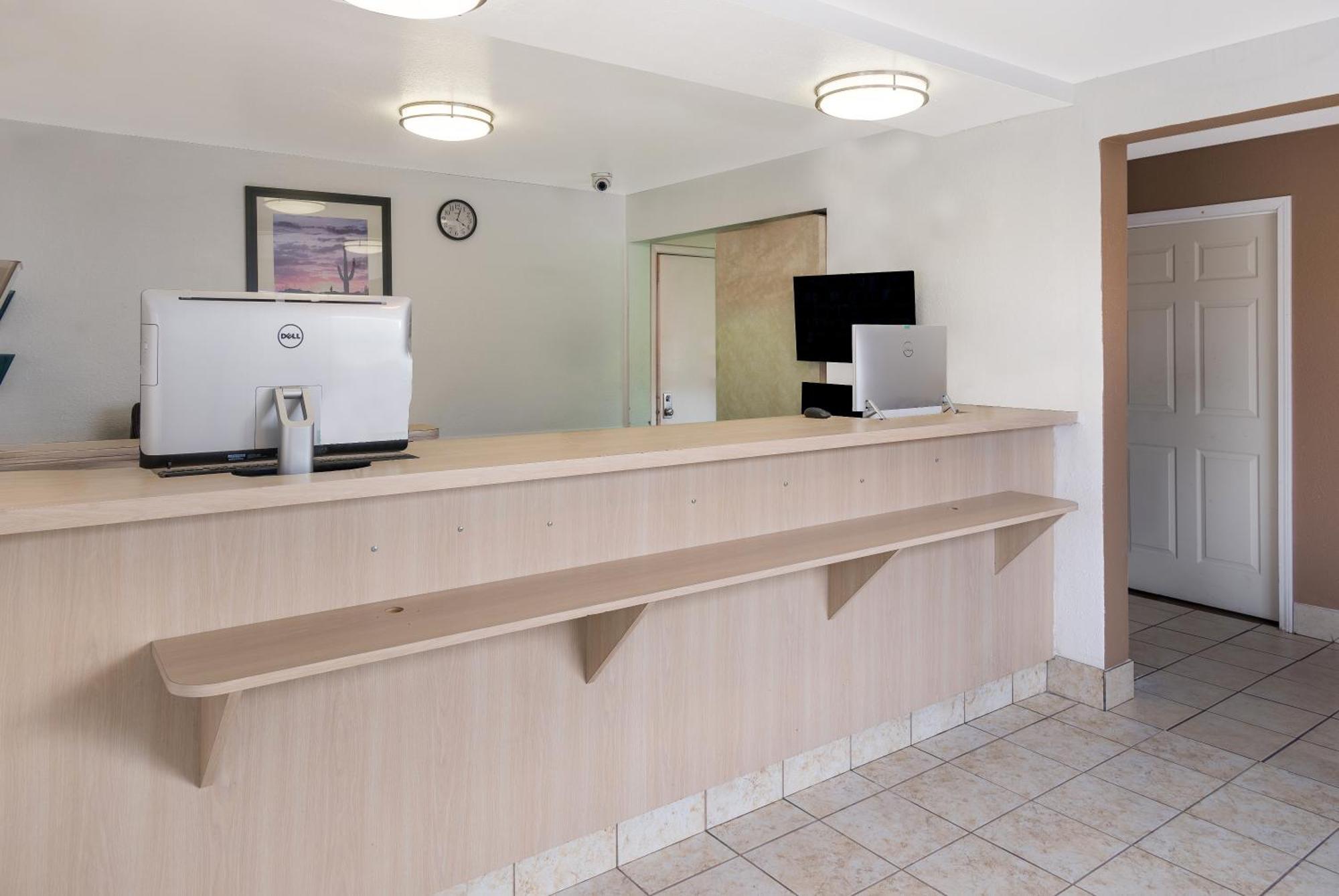 Knights East Airport Motel