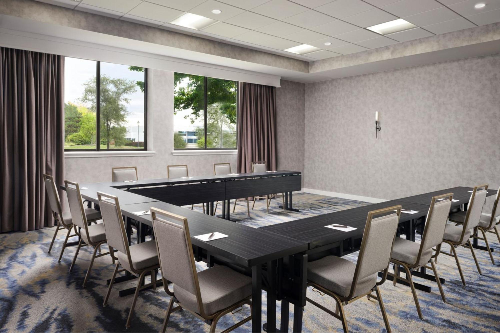 Sheraton Airport Hotel 4*