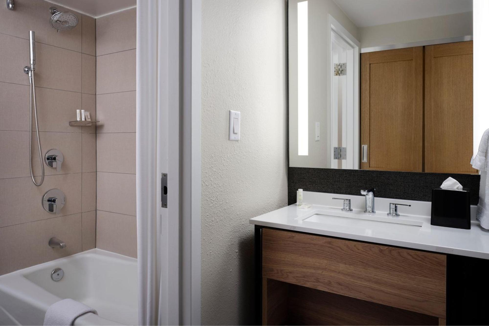 Hotel Sheraton Airport 4*