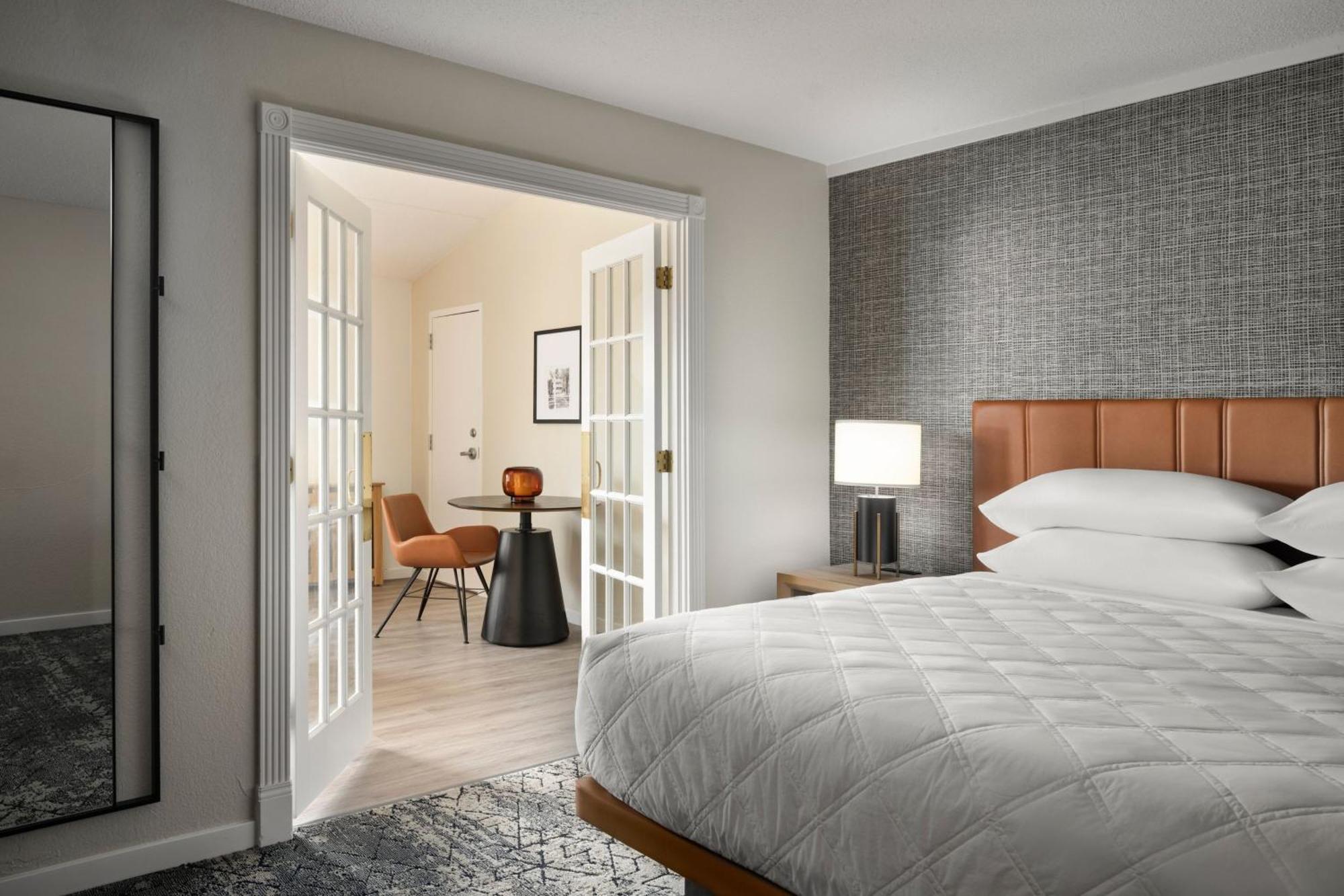 Sheraton Airport Hotel 4*