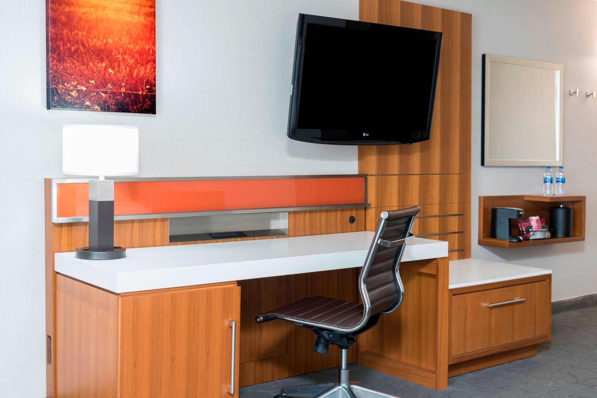Sonesta Airport 3*