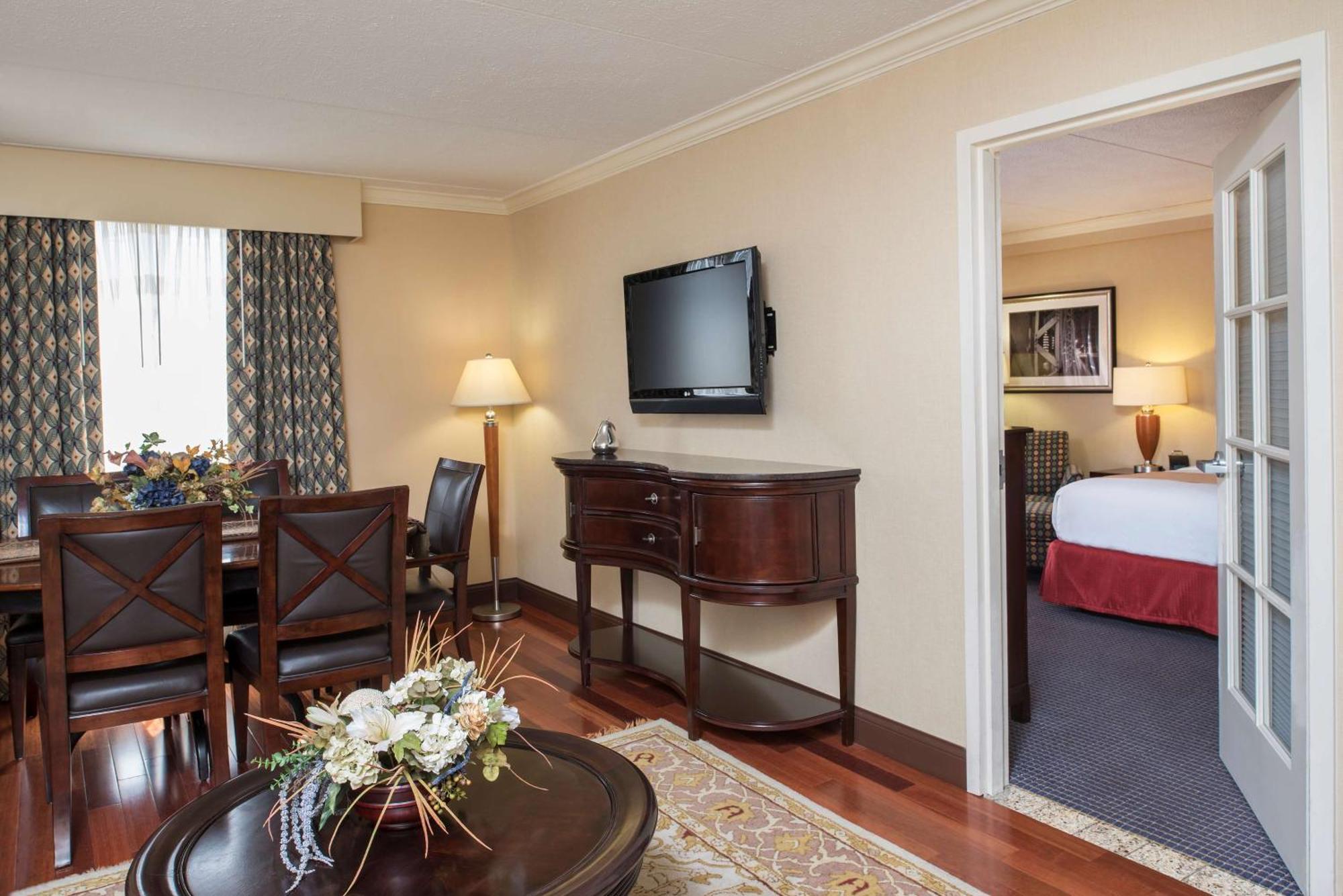 Hotel Doubletree By Hilton Airport Grand Rapids
