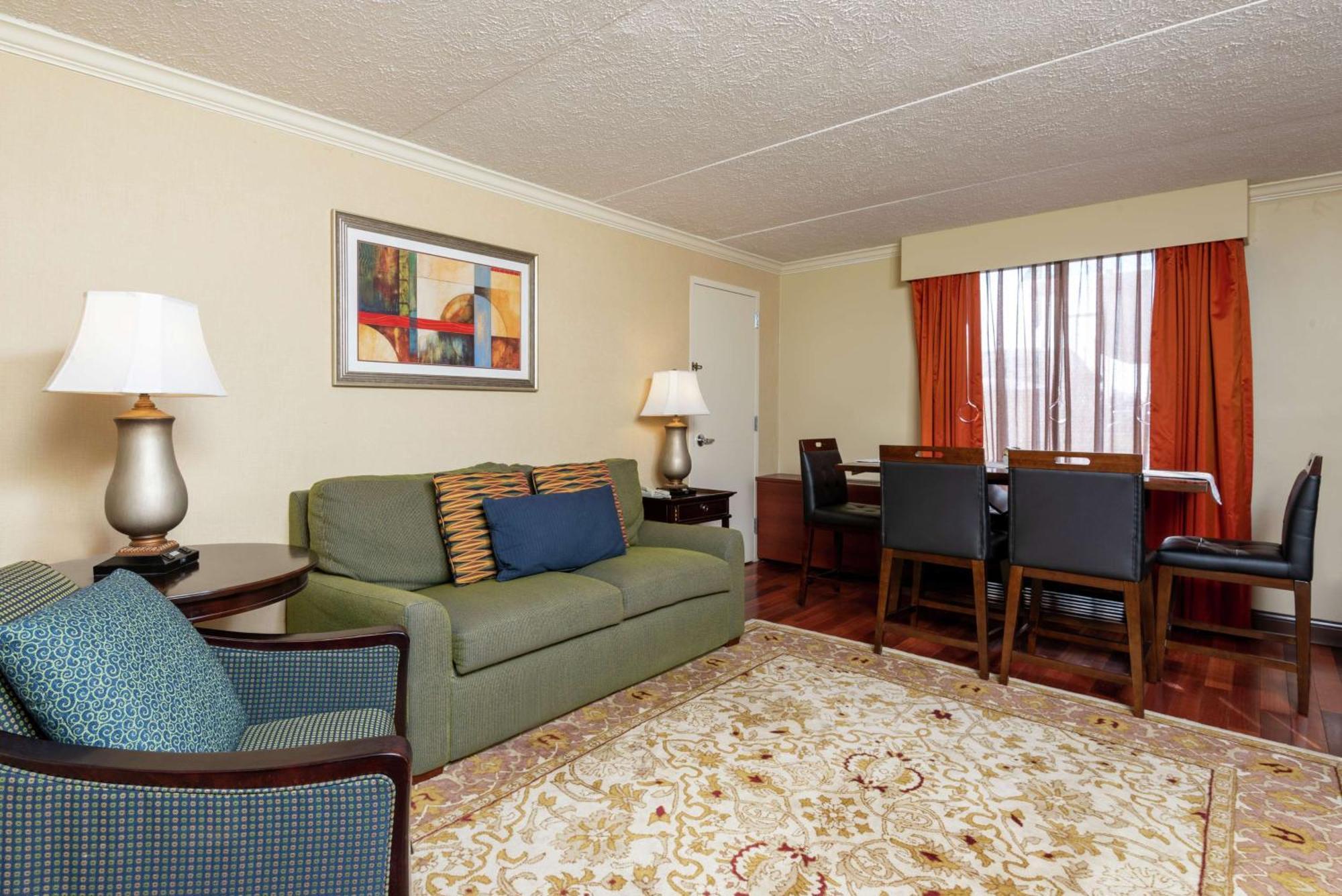 Doubletree By Hilton Airport