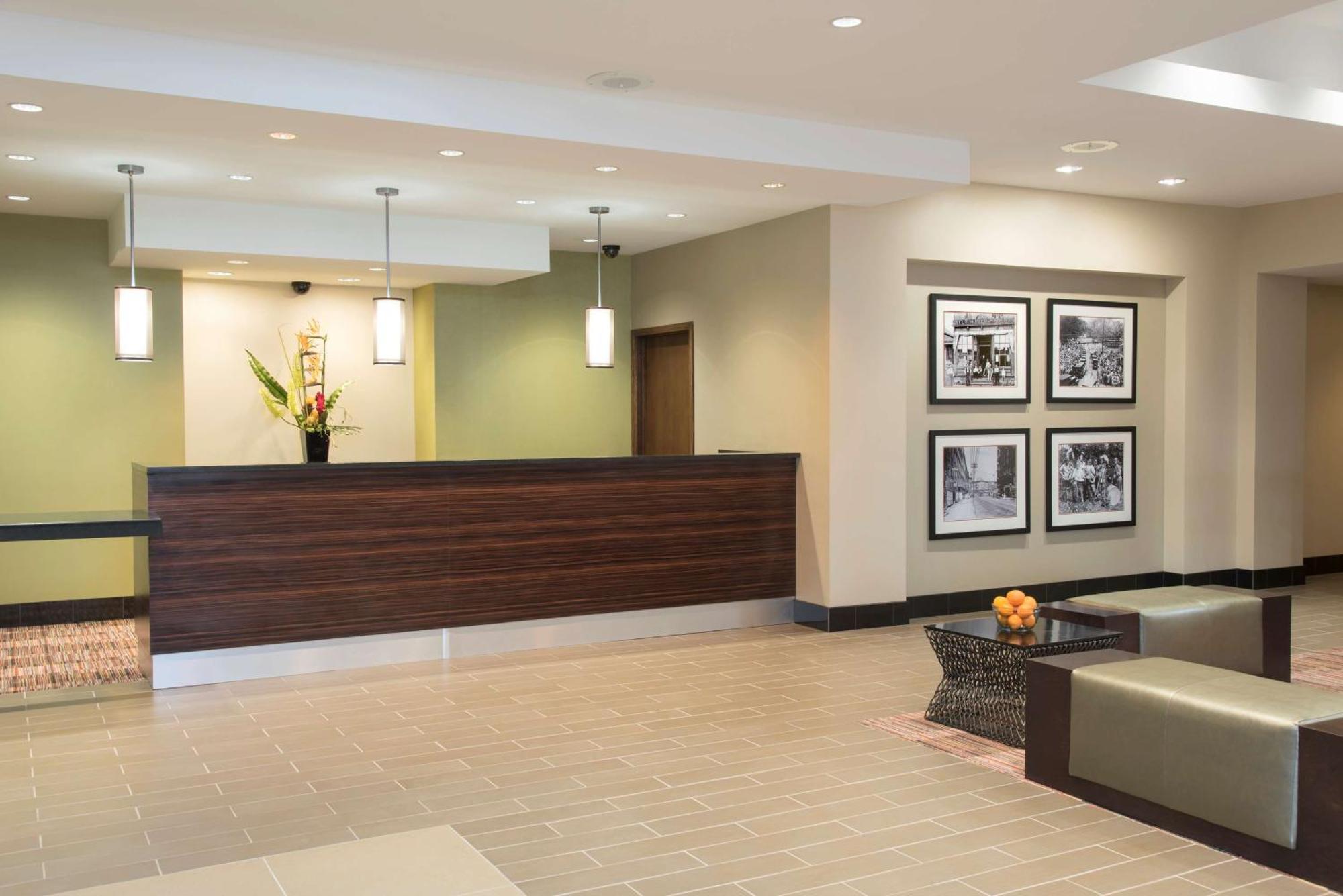 Doubletree By Hilton Airport