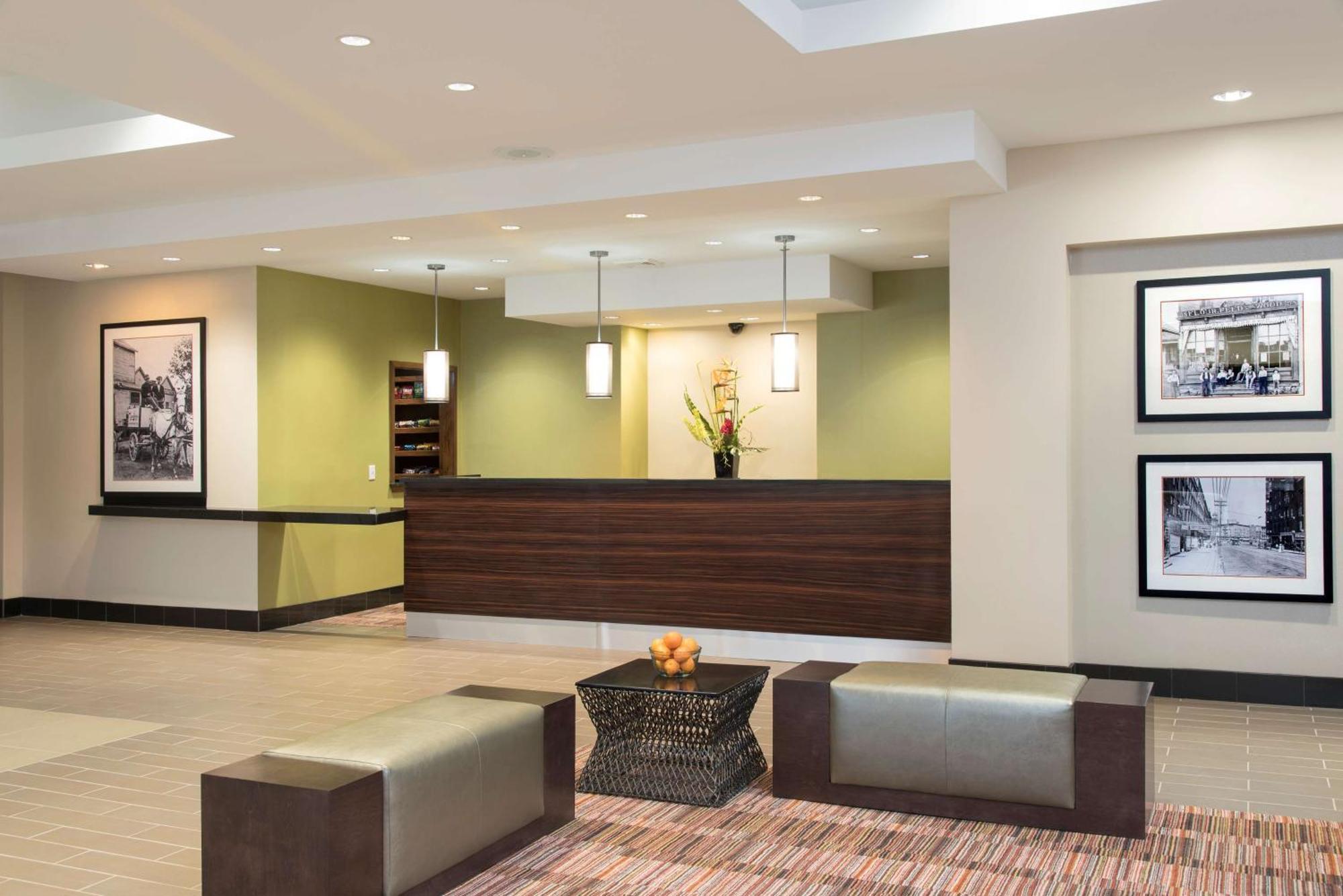 Doubletree By Hilton Airport Grand Rapids