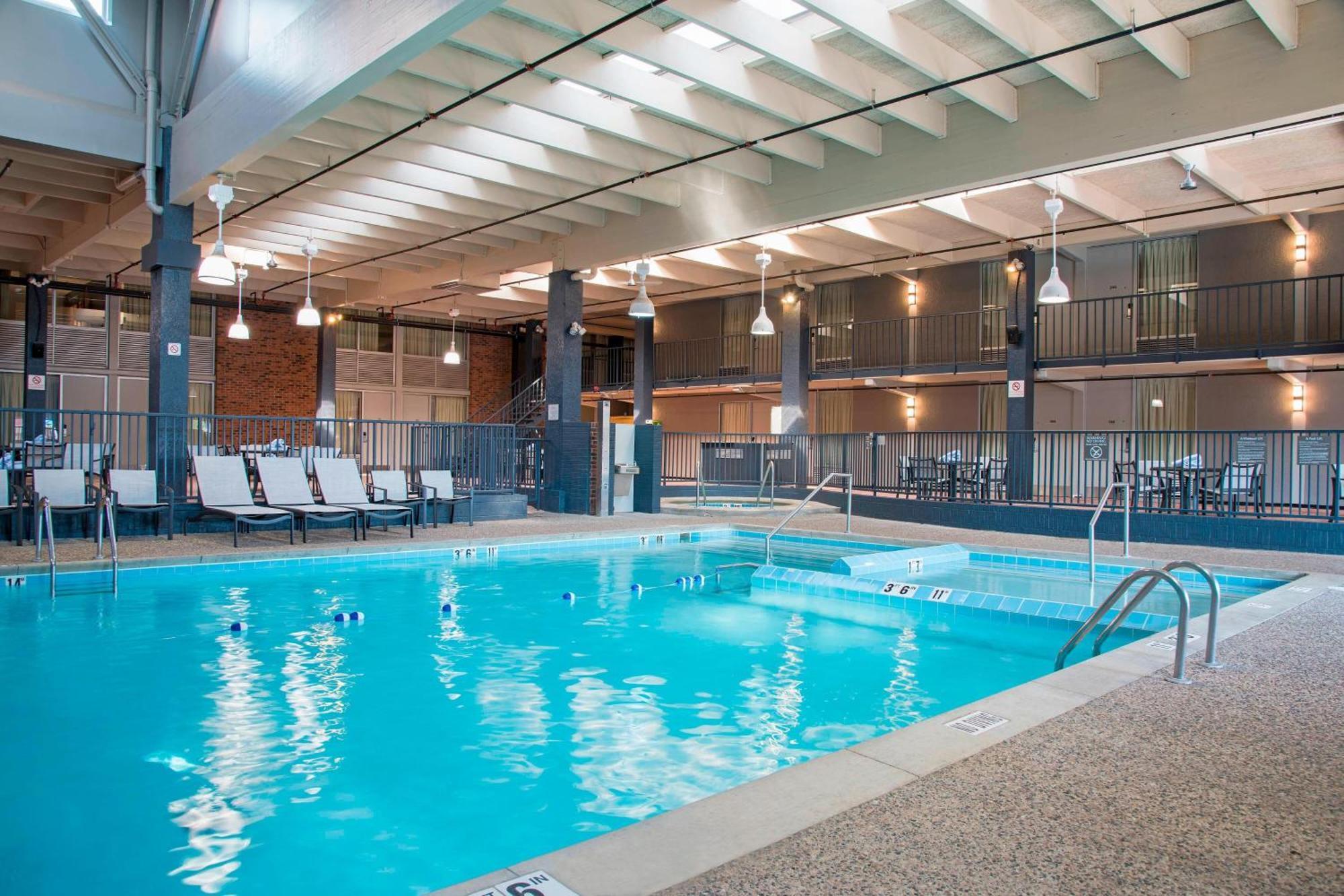 Hotel Sonesta Airport 3*
