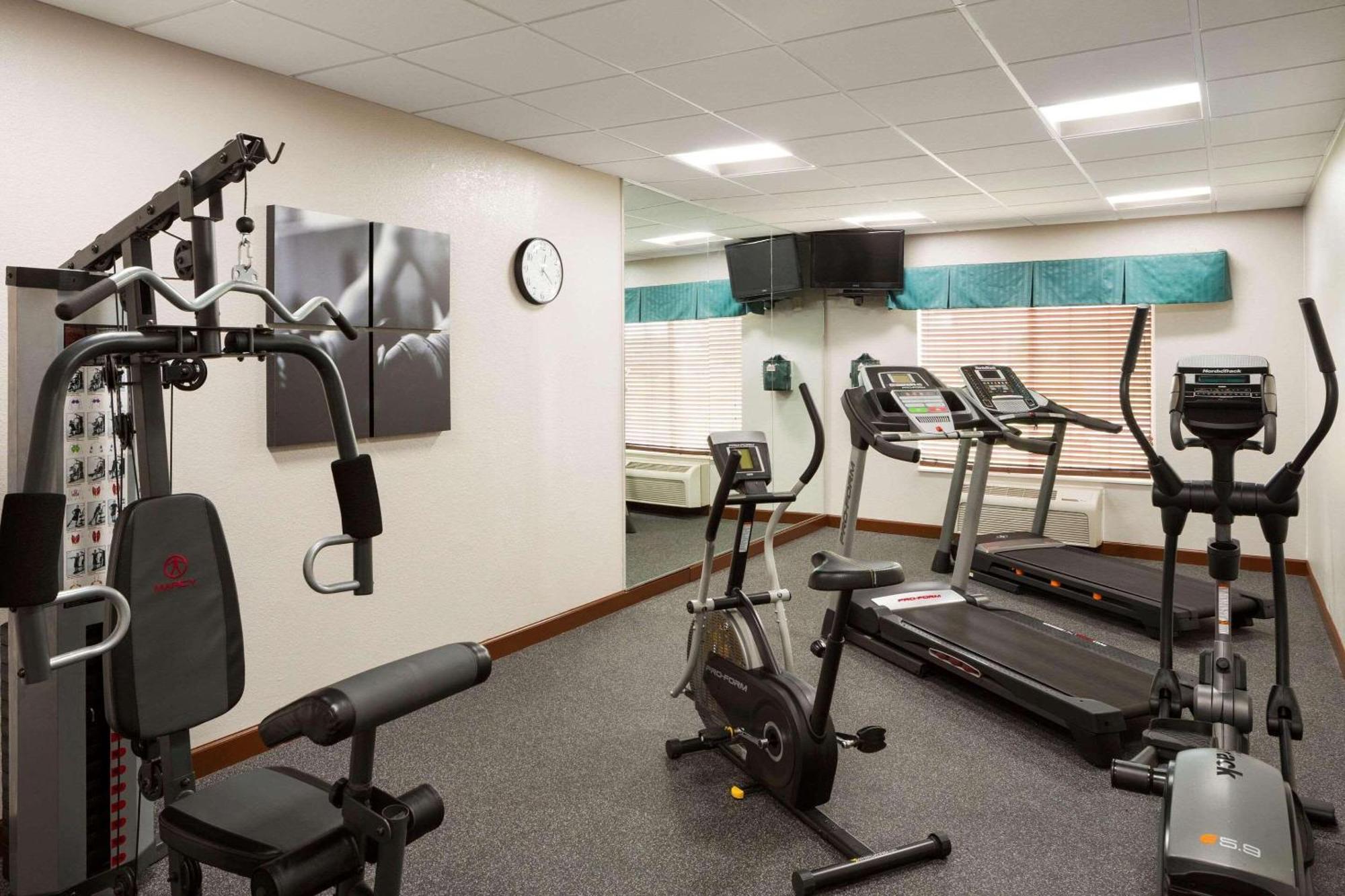Hotel Country & By Radisson, Airport, Mi 2*