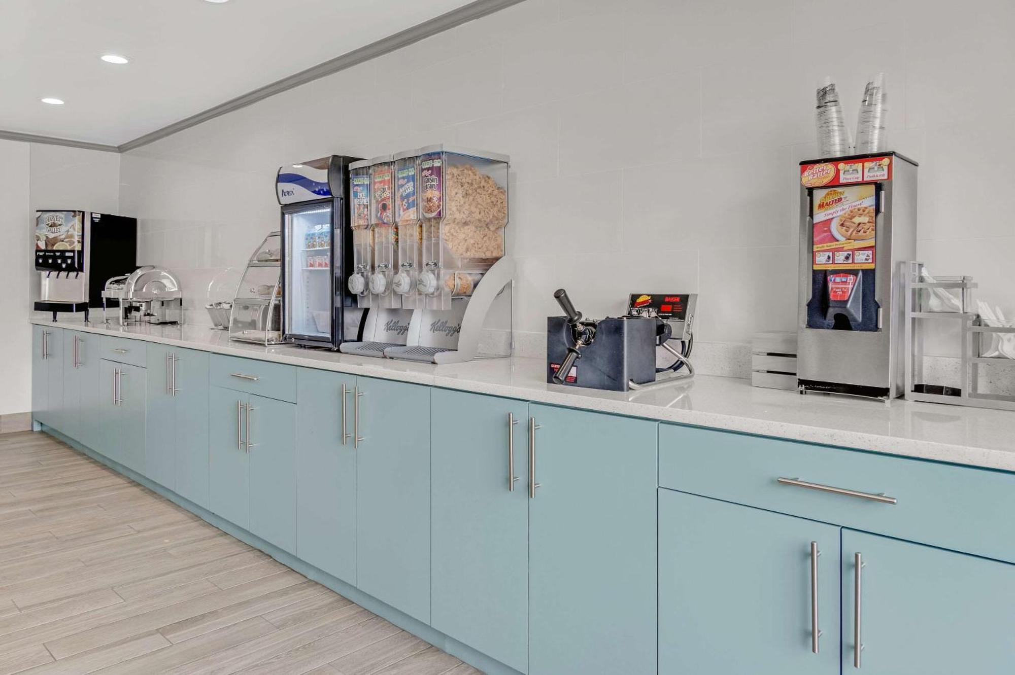 Hotel Country & By Radisson, Airport, Mi Grand Rapids