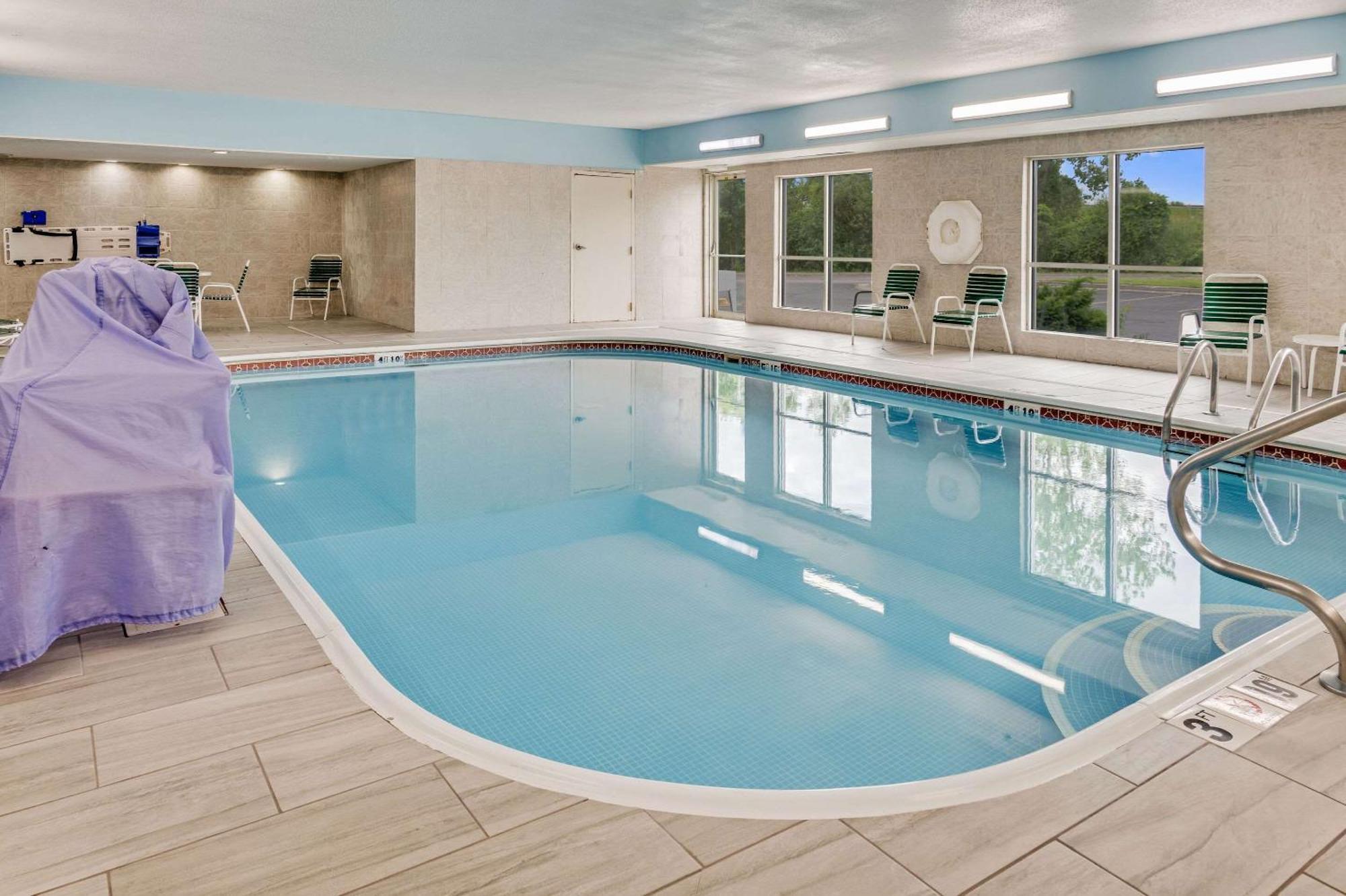 Hotel Country & By Radisson, Airport, Mi