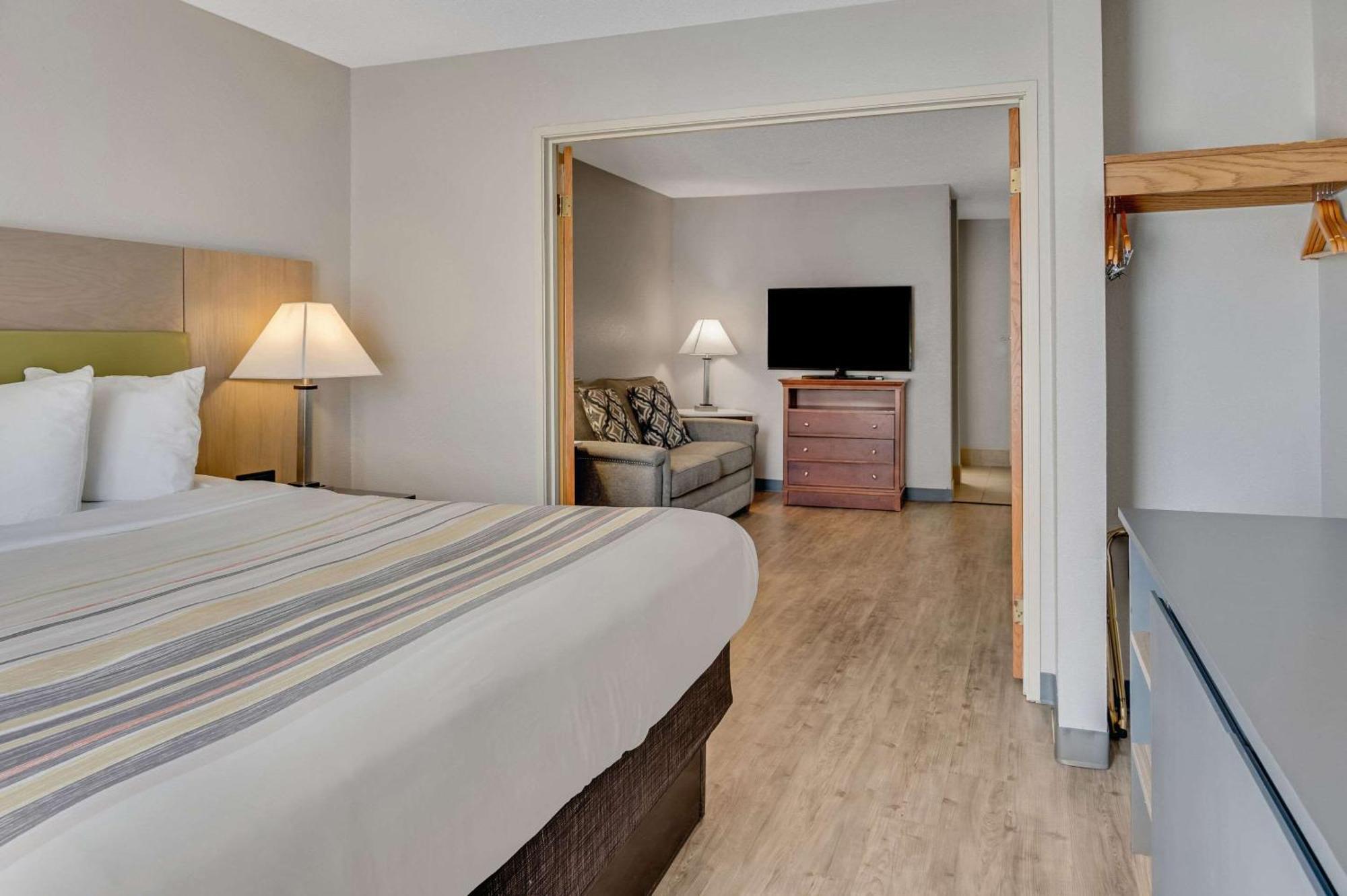 Hotel Country & By Radisson, Airport, Mi Grand Rapids