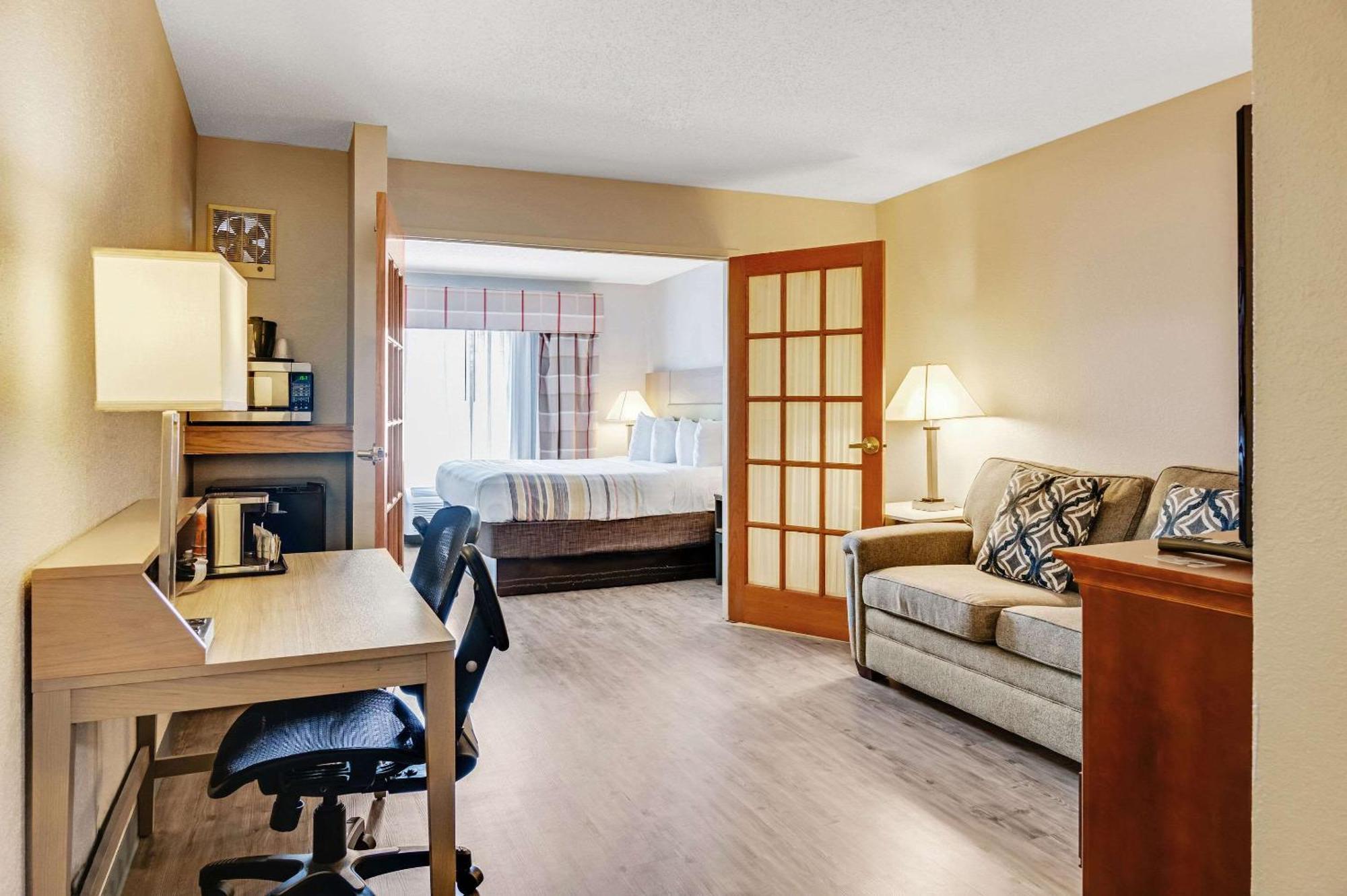 Country & By Radisson, Airport, Mi