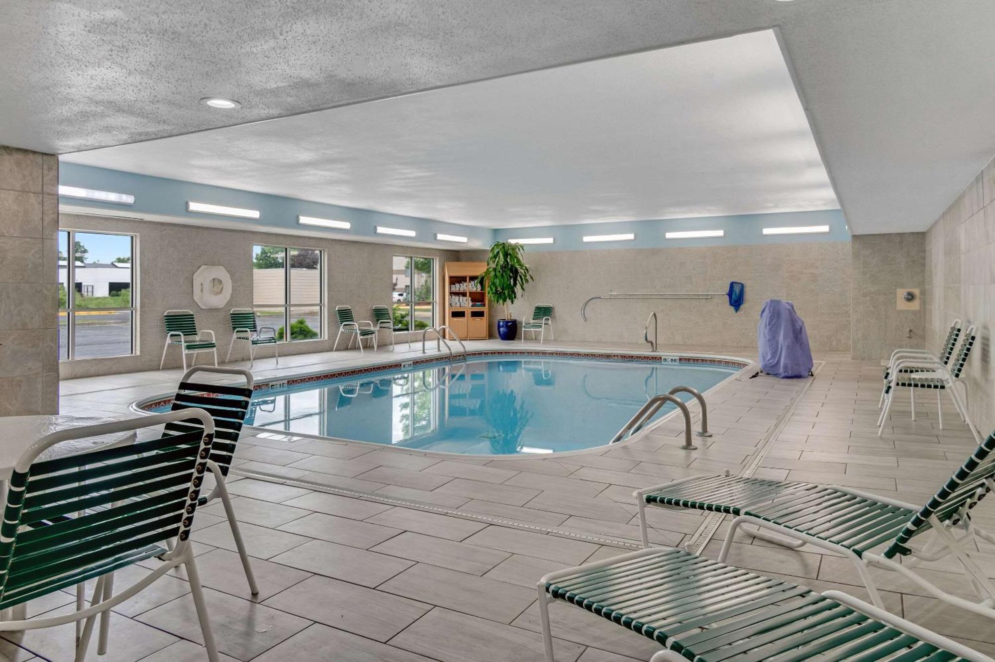 Country & By Radisson, Airport, Mi Hotel 2*