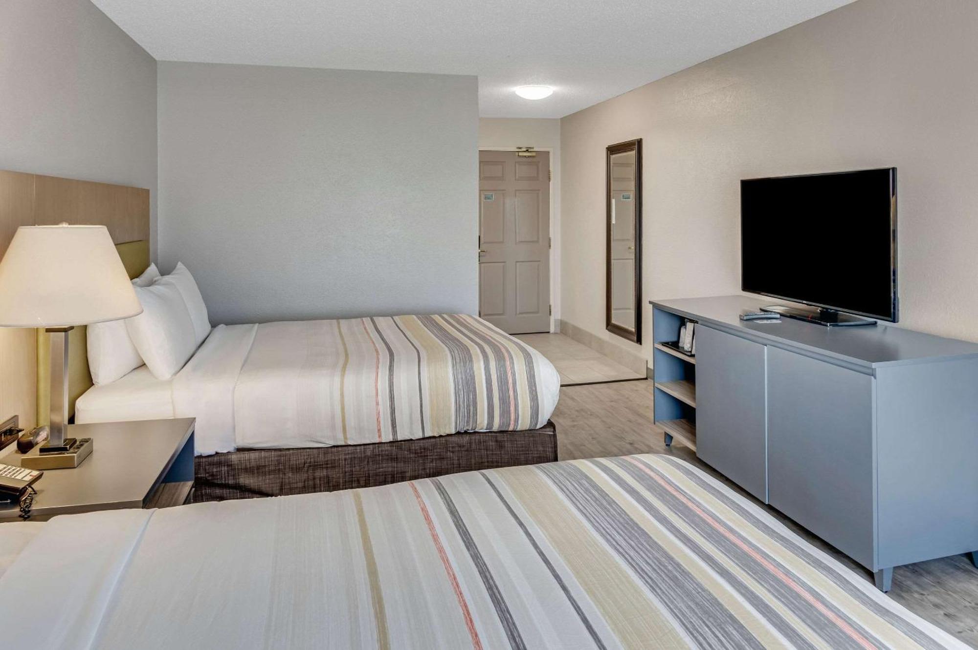 Hotel Country & By Radisson, Airport, Mi Grand Rapids