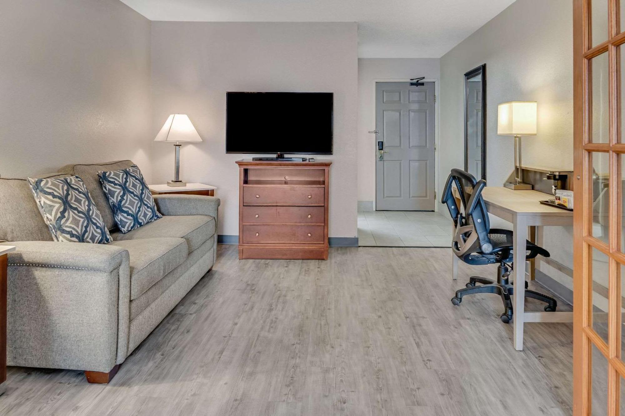 Country & By Radisson, Airport, Mi Hotel 2*