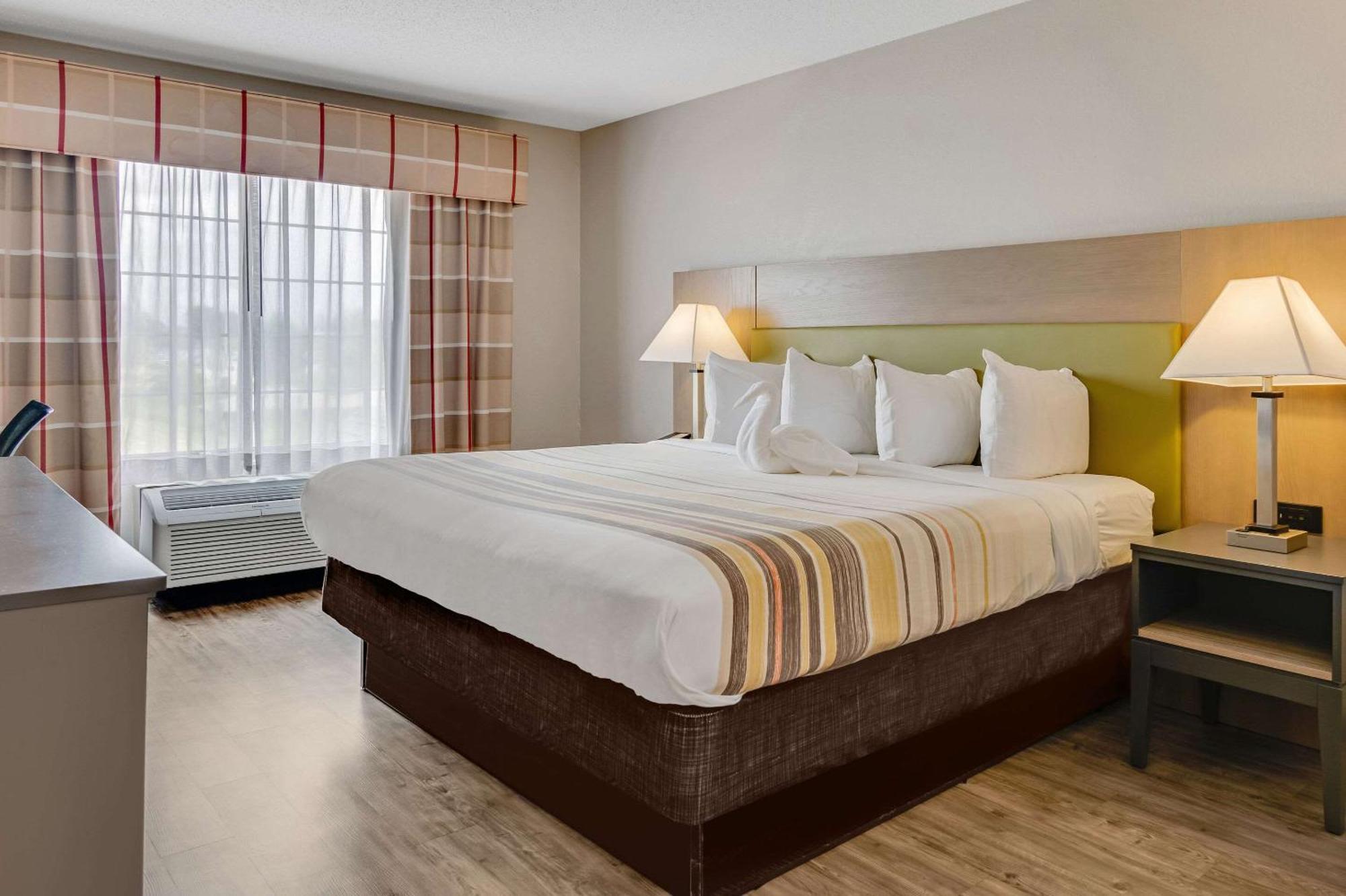 Hotel Country & By Radisson, Airport, Mi 2*