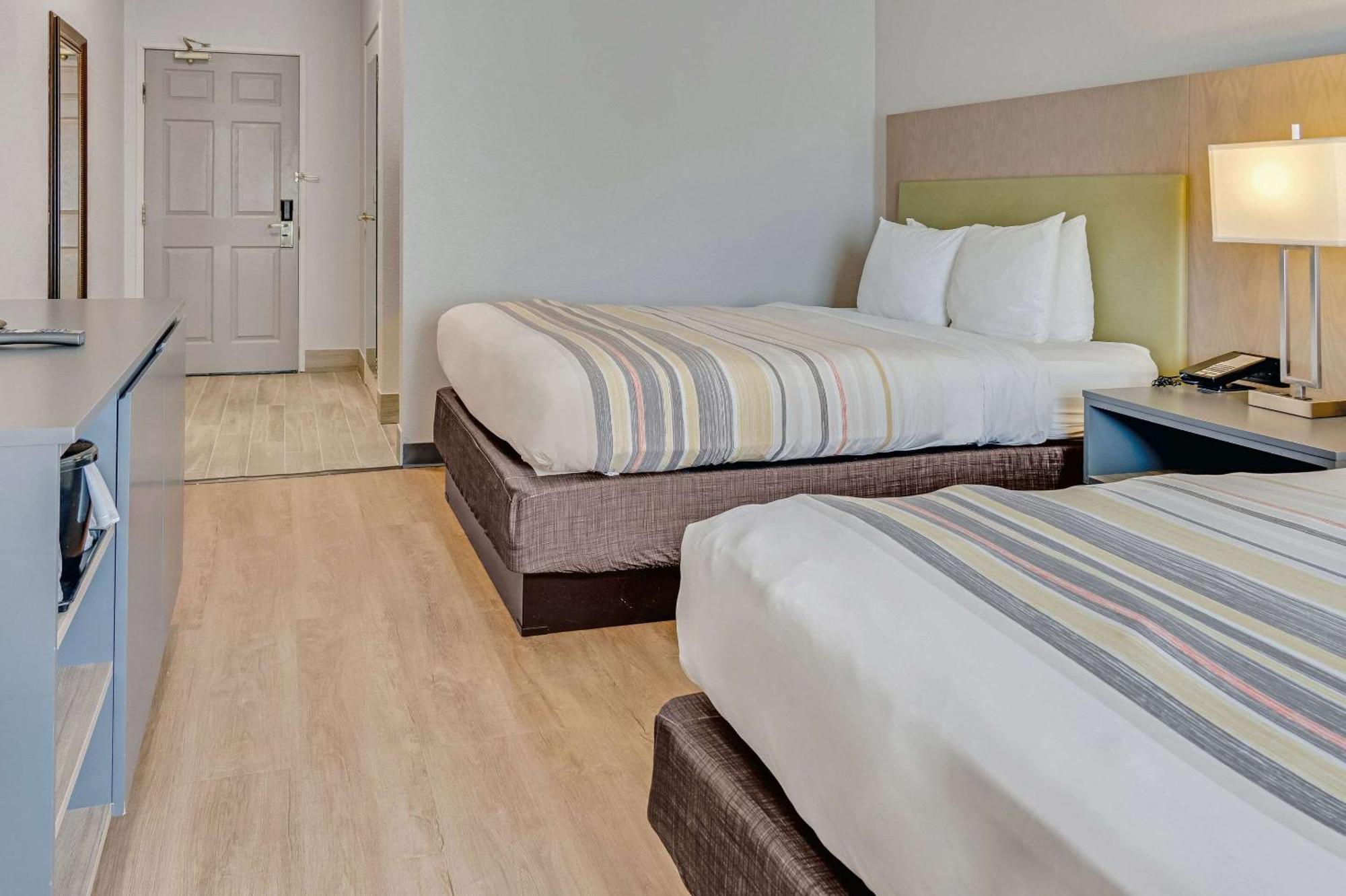 Hotel Country & By Radisson, Airport, Mi Grand Rapids