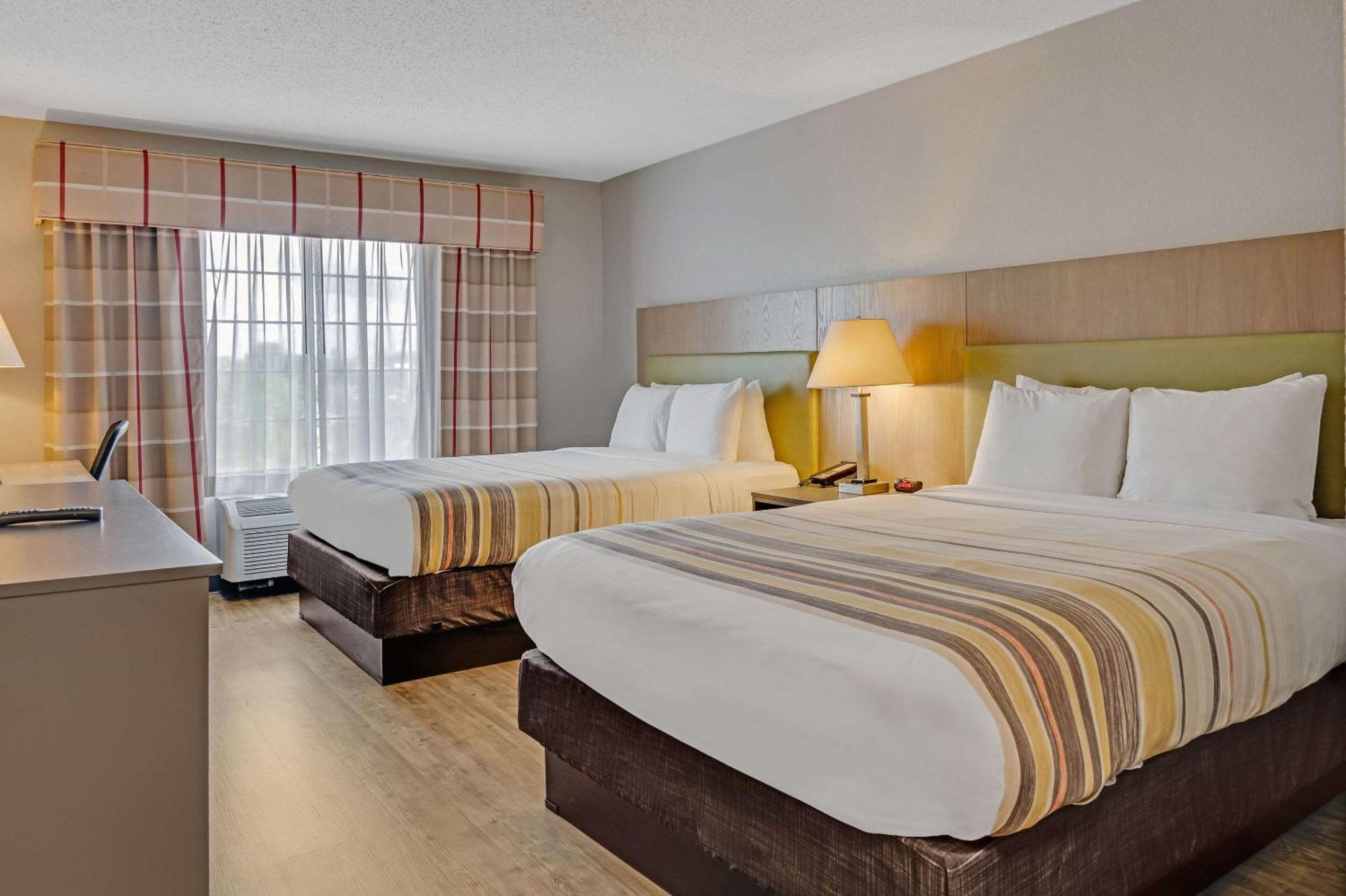 Country & By Radisson, Airport, Mi 2*