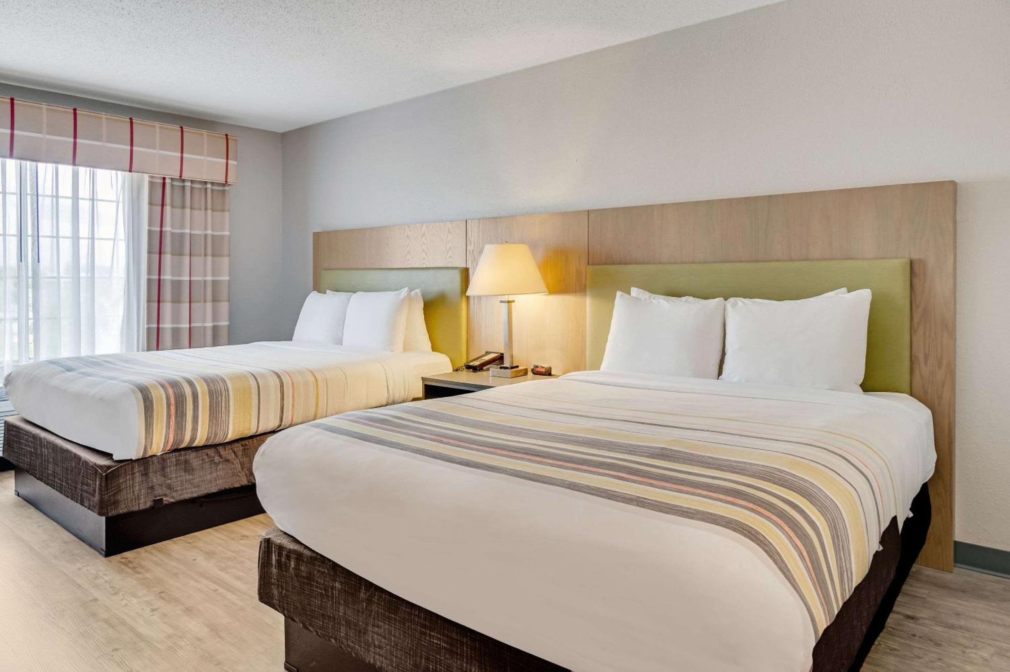 Country & By Radisson, Airport, Mi