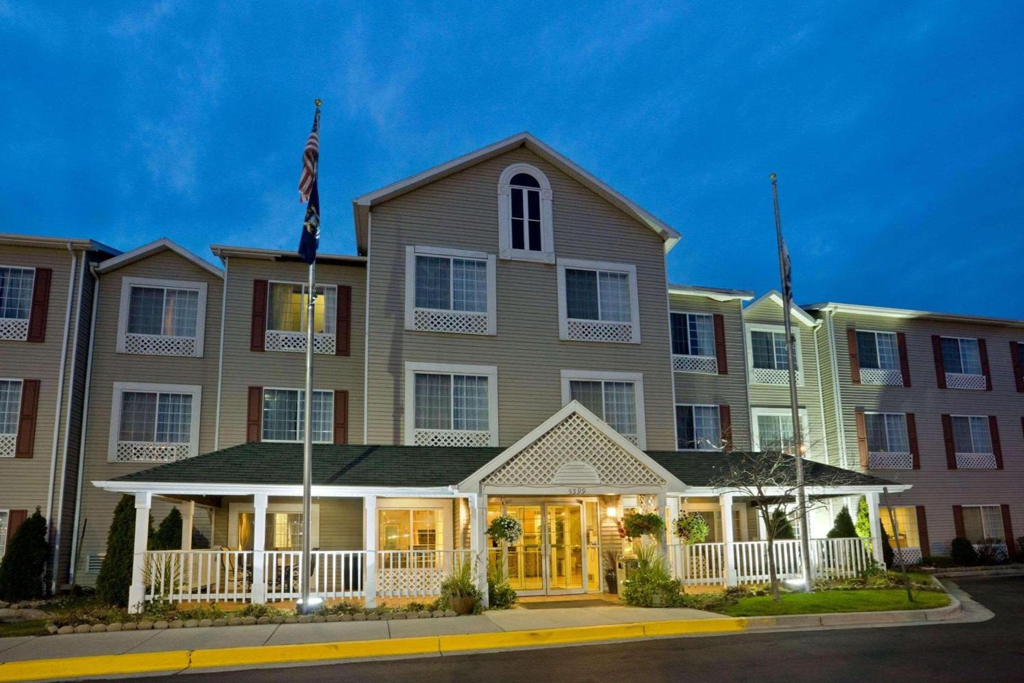 Country & By Radisson, Airport, Mi 2*