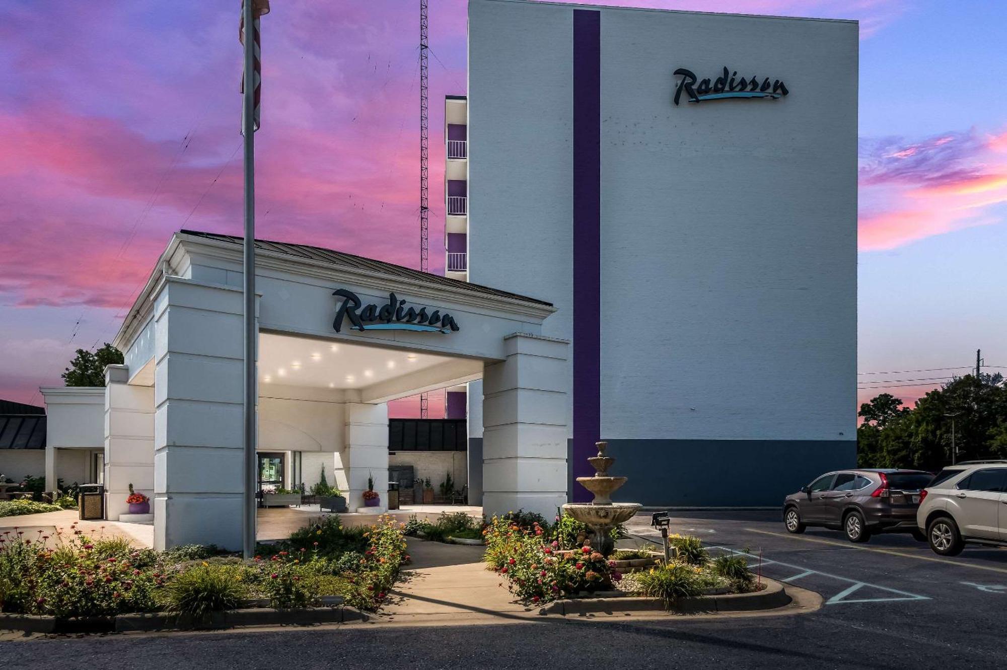 Radisson Riverfront 3*