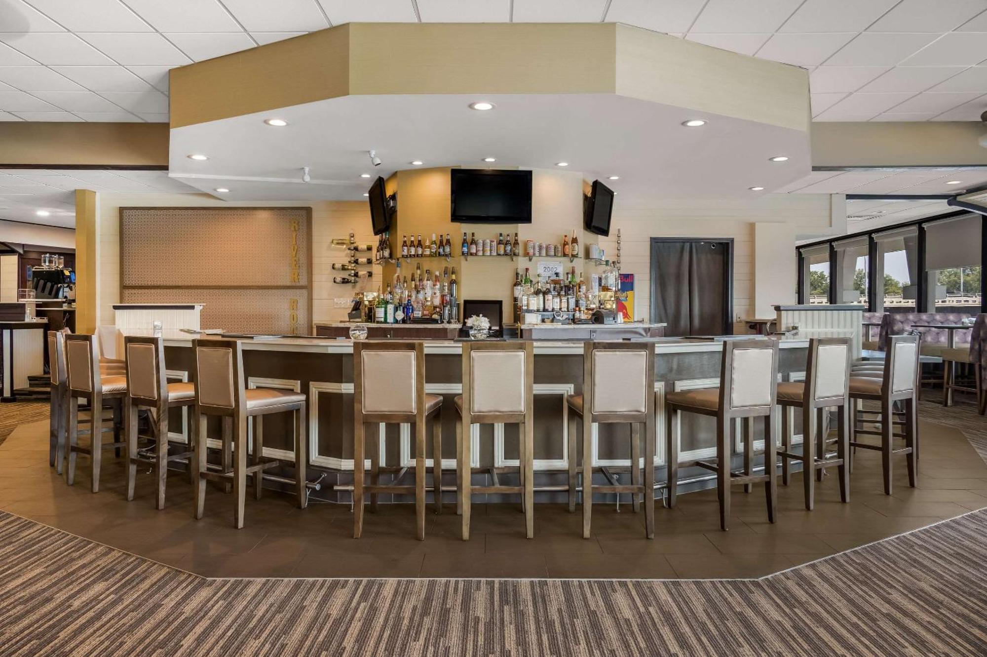 Radisson Riverfront 3*