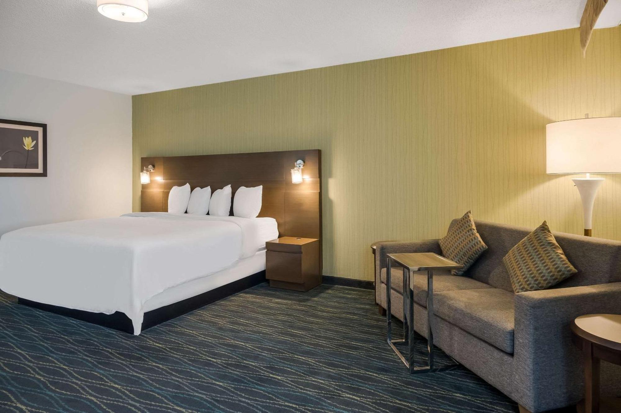 Radisson Riverfront Hotel