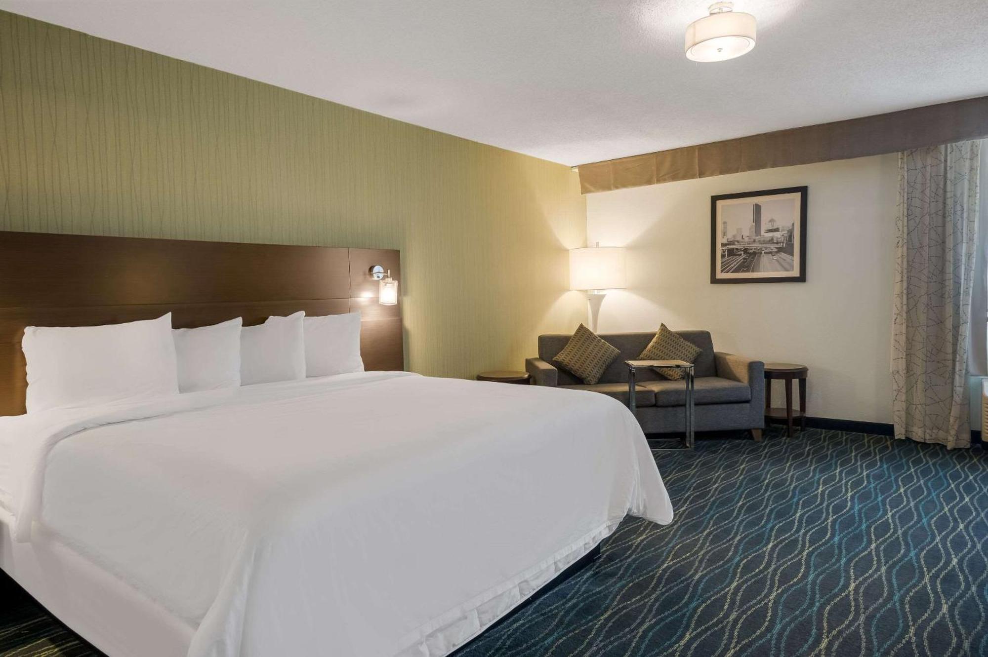 Radisson Riverfront 3*