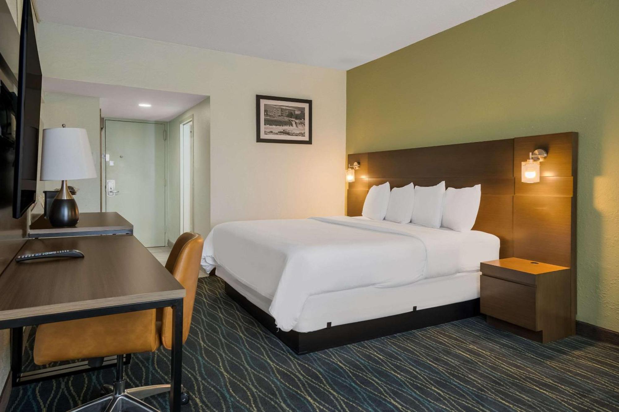 Radisson Riverfront Hotel 3*