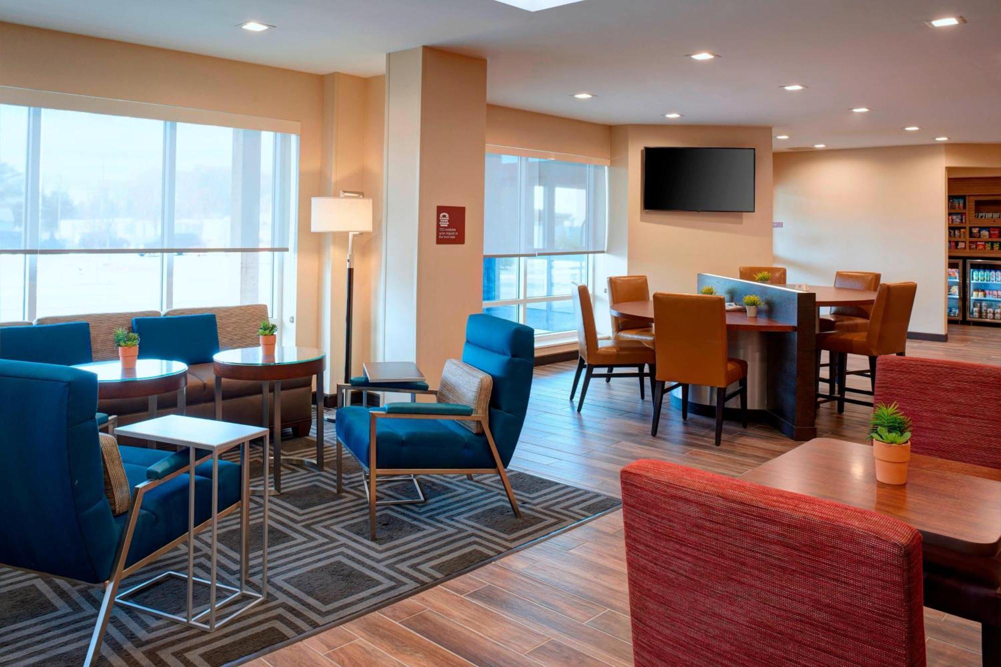Towneplace By Marriott Airport Hotel