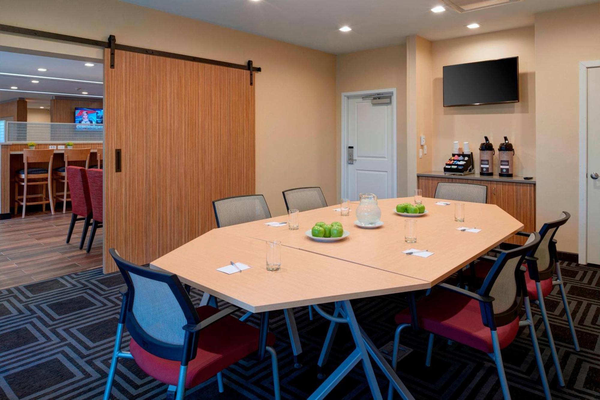 Hotel Towneplace By Marriott Airport