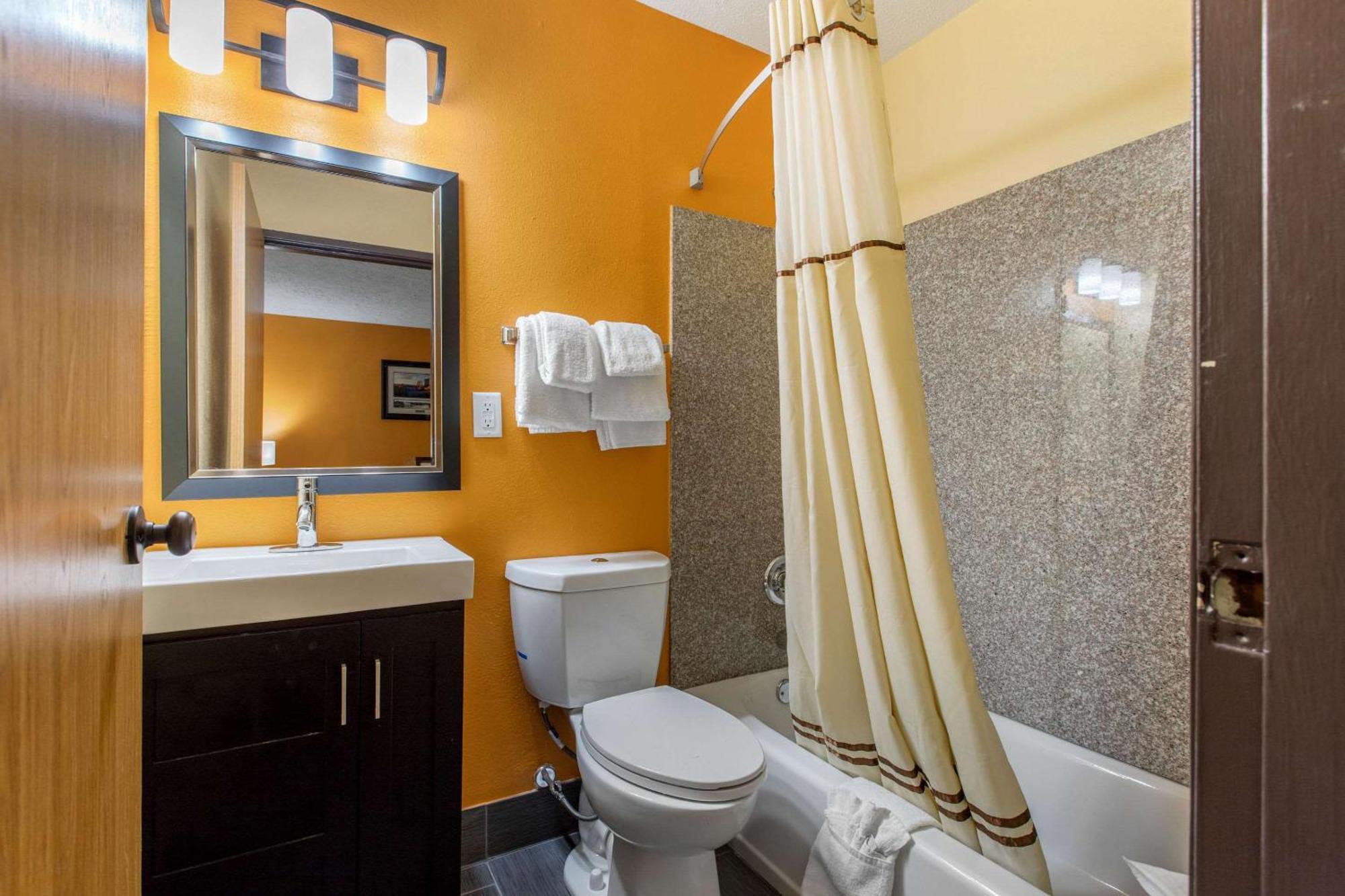 Quality Near Downtown Inn 2*