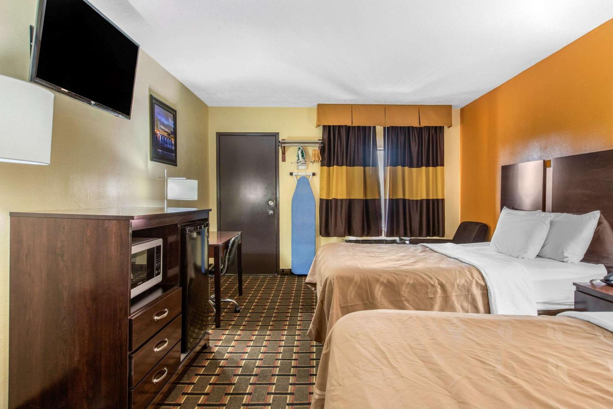 Quality Near Downtown Inn 2*