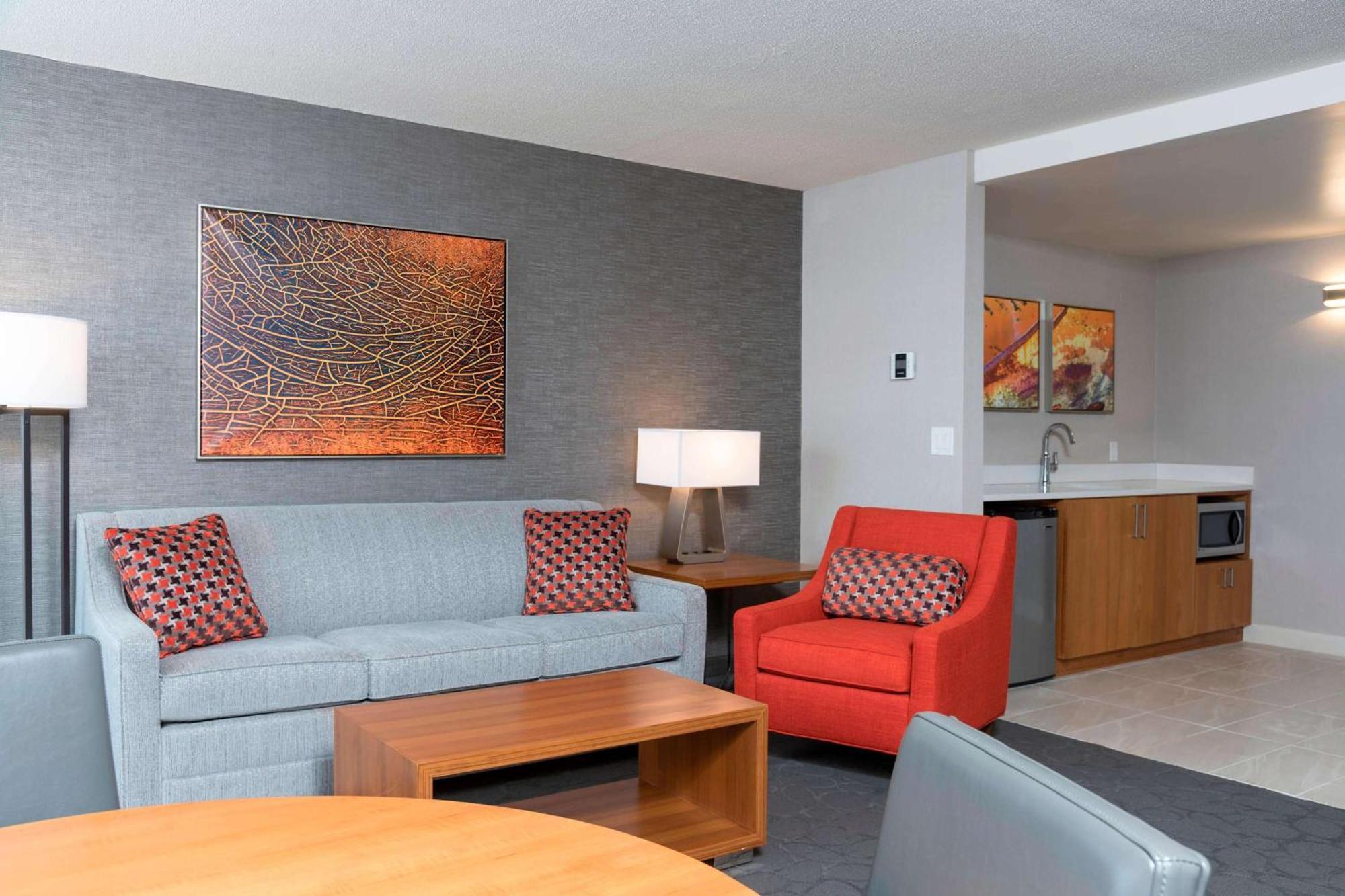 Hotel Sonesta Grand Rapids Airport 3*