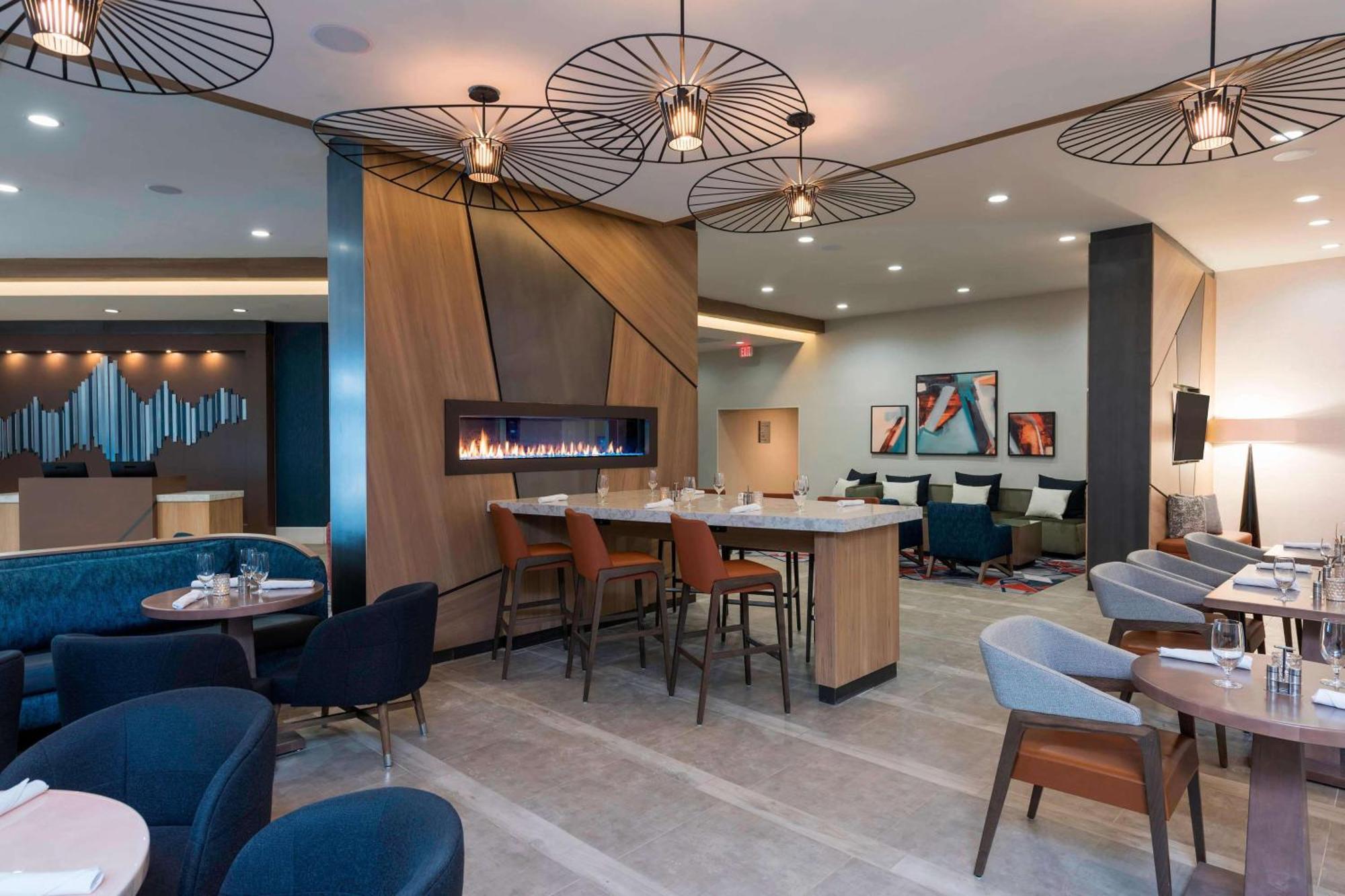 Sonesta Grand Rapids Airport Hotel
