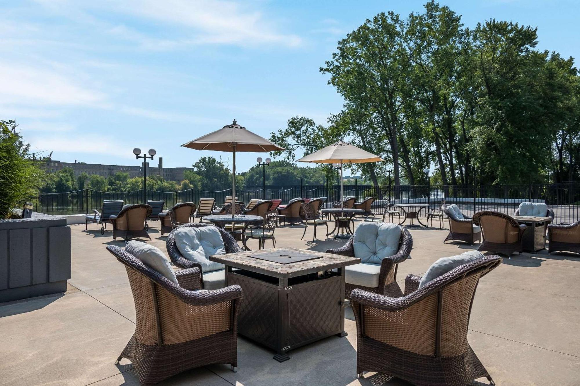 Radisson Riverfront 3*