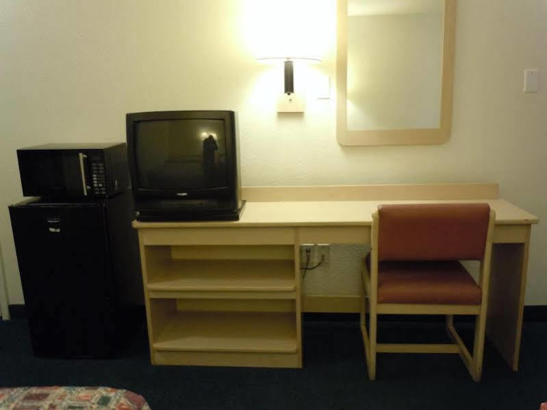 Knights East Airport Motel 2*